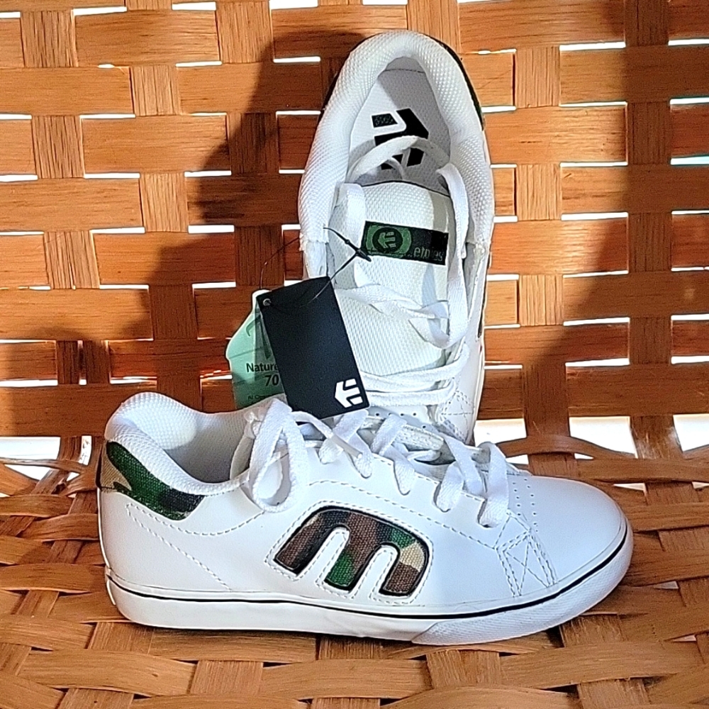 BOYS ETNIES CALLI-VULC WHITE W/CAMOUFLAGE FABRIC TRIM US SIZE 2